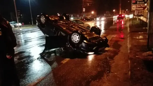 Şofer beat, a scăpat teafăr după ce s-a răsturnat pe DN 73, la Râşnov