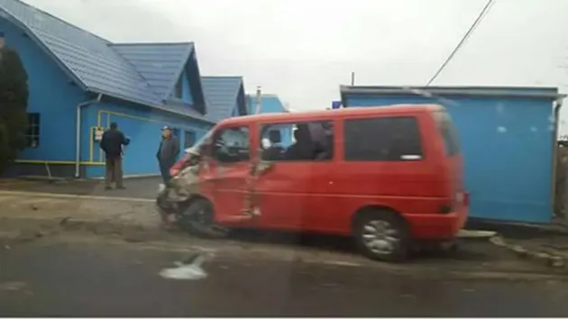 A evitat o coliziune şi a produs alta, rănind două persoane 