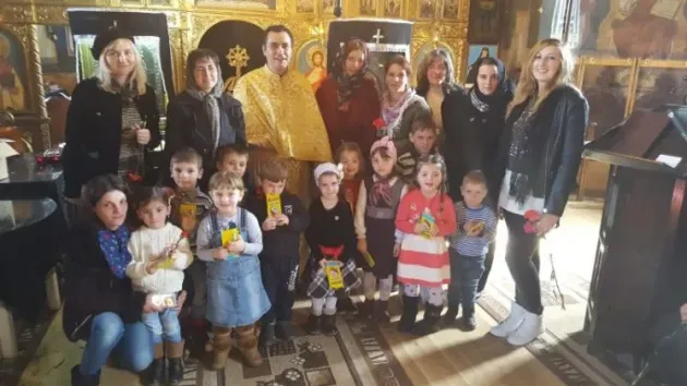 Tradiţie la Vama Buzăului, flori de 8 Martie după slujba religioasă