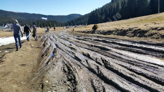 Drumul spre Platoul Padina din Bucegi a devenit o „capcană de noroi”