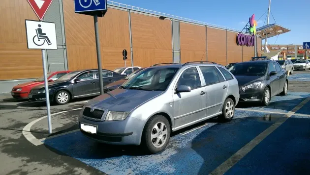 Locurile de parcare pentru persoane cu handicap devin cu prioritate... la amendare