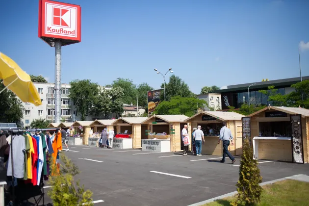 Târg de bunătăţi româneşti în parcarea de la Kaufland Braşov