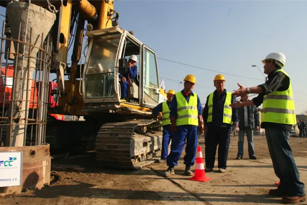 Guvernul analizează posibilitatea creşterii numărului de inspectori în construcţii