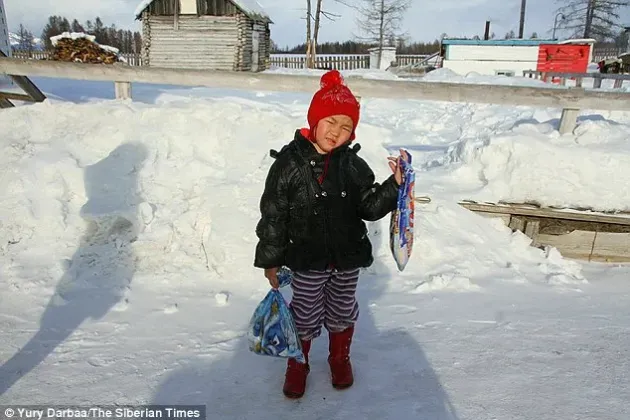 Scufiţa Roşie are 4 ani, e din Siberia şi a uimit întreaga lume