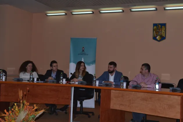Tinerii braşoveni pot câştiga bani din ştiinţă