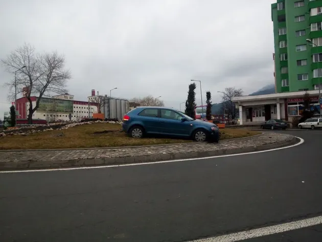 A intrat hotărât în „giratoriul” de la Calea Bucureşti - Dârste 