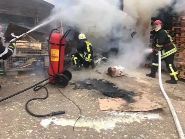 Tânăr rănit într-un incendiu la un depozit de paleţi, în Timiş-Triaj