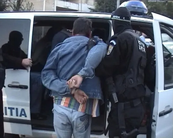Un bătăuş milos: şi-a lovit soţia cu toporul, dar i-a confecţionat un aparat gipsat