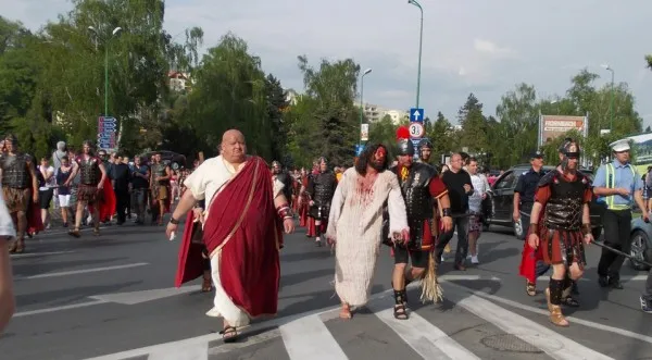 Drumul Crucii, pe trotuar în 2017. 74 de actori, vineri la Braşov