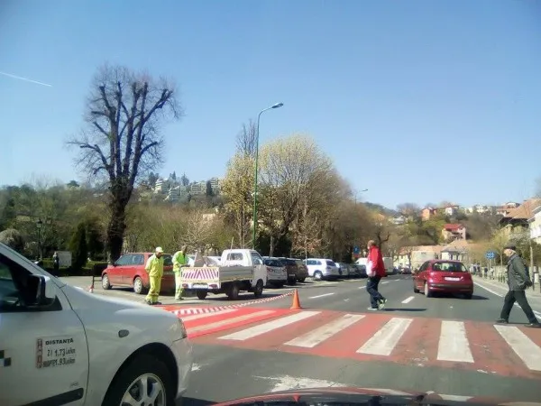 Cum poţi paraliza traficul în Centru?! Te apuci de marcat trecerile de pietoni