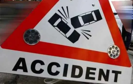 A virat brusc la dreapta și a intrat într-un microbuz plin, pe Calea Feldioarei