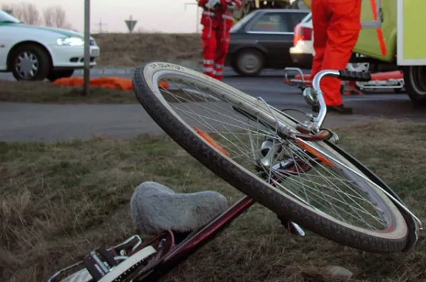 Copil din Codlea, rănit după ce a alergat în faţa unei biciclete
