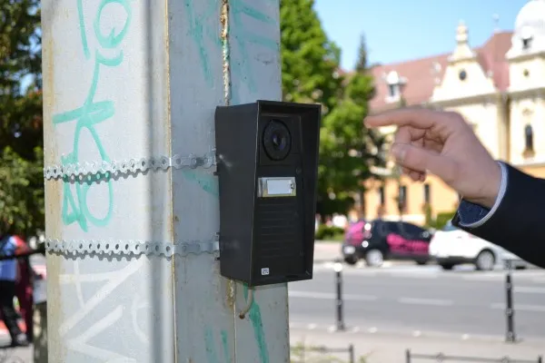 La ce sunt bune „butoanele de panică”: pentru cereri de informaţii sau pentru distracţie