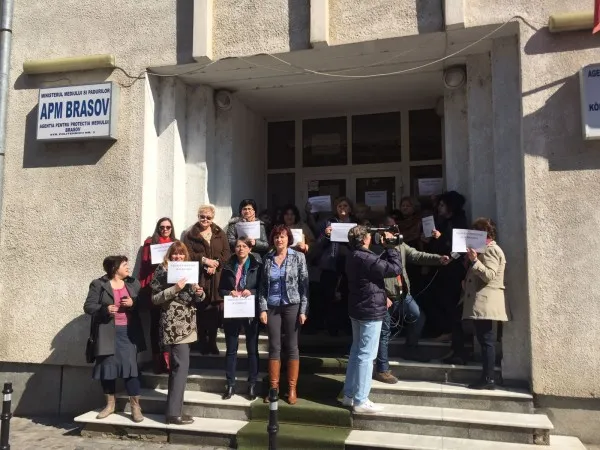 Al treilea protest la Agenţia pentru Protecţia Mediului Braşov. Avertiment: în loc de grevă, sistarea emiterii actelor necesare accesării fondurilor europene