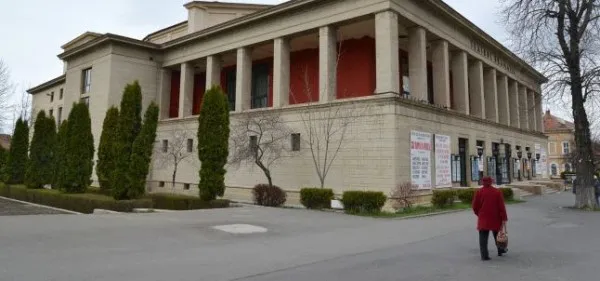 În curând se va stabili destinaţia spaţiilor eliberate după evacuarea barurilor din Teatrul Dramatic