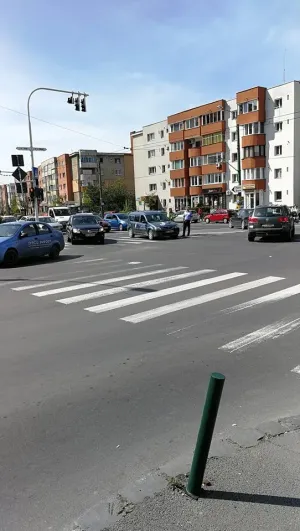 S-a grăbit să traverseze pe roşu şi a ajuns la spital 