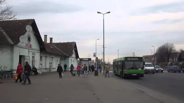 Băut, fostul iubit a aşteptat-o în staţia RAT, unde a bătut-o şi tâlhărit-o sub ochii lumii