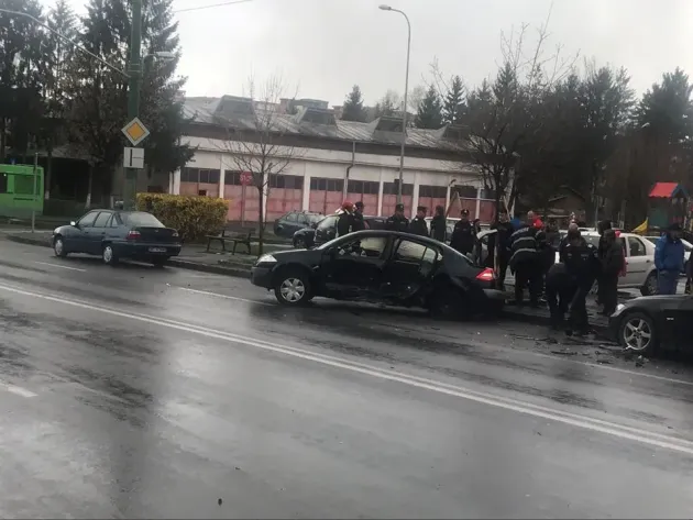 Accident cu două mașini și o victimă pe strada Carpaților