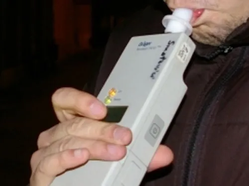 Beat „criţă” şi fără permis, a trecut „pe roşu” şi a fugit de poliţişti