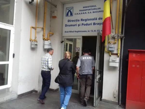 Delegați ai oamenilor din Sânpetru s-au postat la ușa directoarei de la Direcția de Drumuri și Poduri. Ce au avut spus după ieşirea din audienţă
