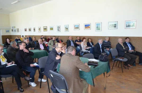Prefectul și șefii de la Cadastru, APIA și Mediu s-au întâlnit cu primarii din Ţara Făgăraşului          