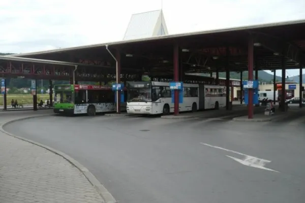 La telefon minute în şir cu autobuzul plin