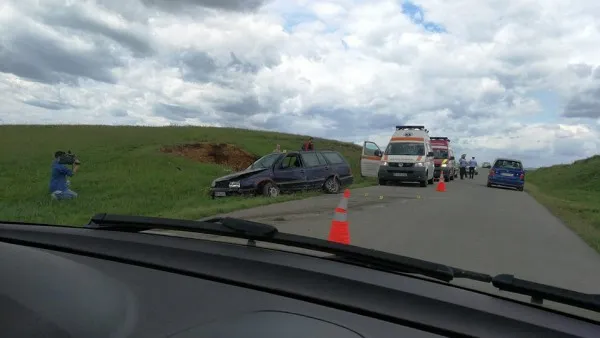 Şase persoane rănite într-un accident, în apropiere de Festivalul Narciselor 