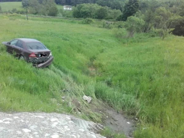 Obosiţi sau neatenţi, au produs trei accidente cu răniţi pe şoselele din judeţ