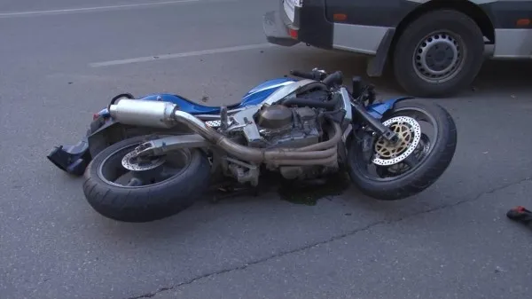 Motociclist rănit grav după ce s-a izbit de maşina din faţa sa

