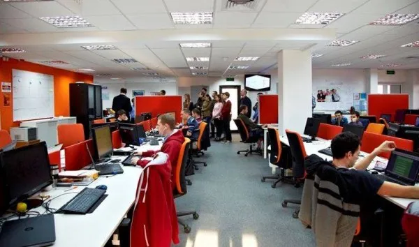 Braşovul scoate anual 500 de IT-işti, de câteva ori mai puţin decât Iaşi, Cluj sau Timişoara