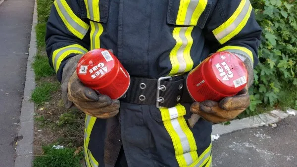 Bărbat rănit după ce i-au explodat buteliile de camping pe care le avea în casă