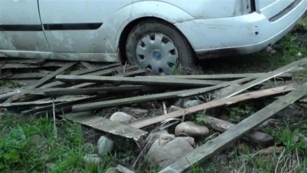 Şofer găsit a doua zi după ce a lovit un pieton şi a distrus un gard 