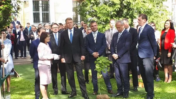 Preşedintele Iohannis la Braşov: A plantat copacul cu numărul 2.000.000 în cadrul „Plant for the Planet”