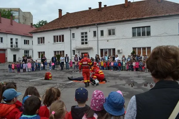 Copii încântaţi, o misiune îndeplinită pentru pompieri