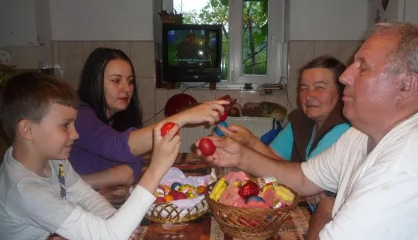 Azi e ziua în care se petrece ca la Paşti, cu miel şi ouă roşii