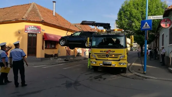 „Catapultat” pe trotuar de maşina din spate, exact peste un pieton