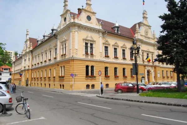 Funcţionarii Primăriei Braşov vor fi mâine în grevă japoneză 