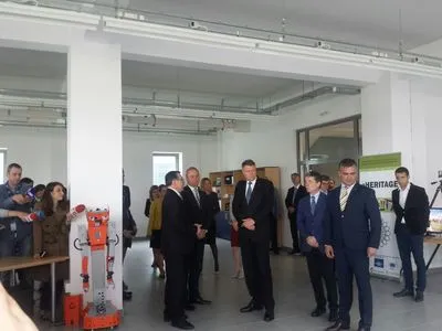 Primele declarații ale lui Iohannis la Brașov. În loc de „pâine și sare”, președintele a fost primit de un robot programat să-i spună „bun venit”
