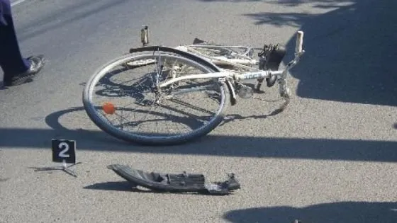 Minor de 13 ani, lovit de o maşină în timp ce traversa strada pe bicicletă