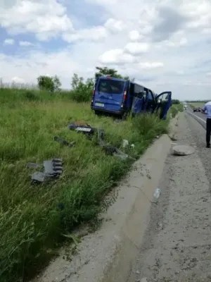 Microbuz izbit de parapet, pe DN1. Patru răniţi