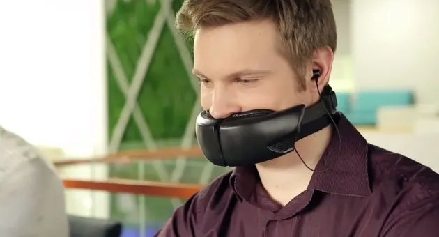 O mască ciudată te ajută să păstrezi discreţia atunci când vorbeşti la telefon pe stradă