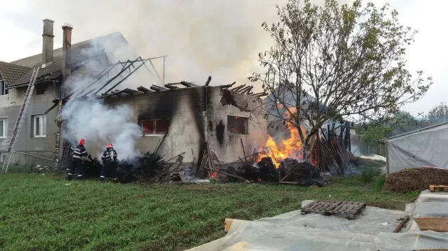 Un grajd şi o şură, distruse de flăcări la Stupini