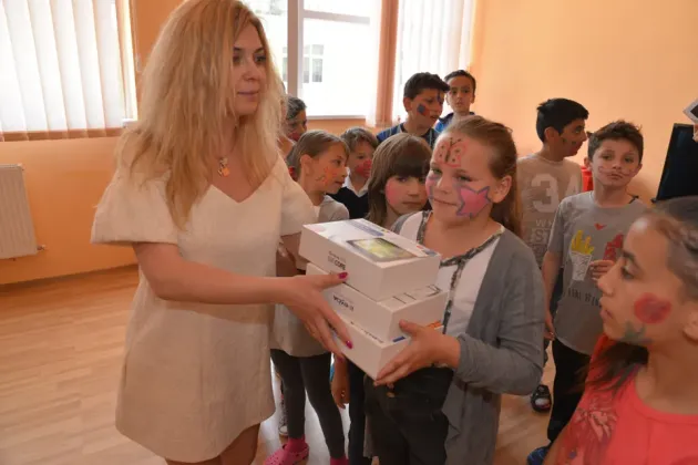 Actriţa Crina Matei a donat încă 10 tablete copiilor de la Centrul de Zi „Astra”
