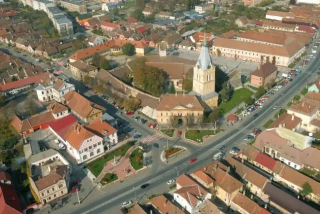 Cu maşina Poliţiei pe urme, a traversat Codlea într-o viteză nebună, dar l-a oprit... un gard 