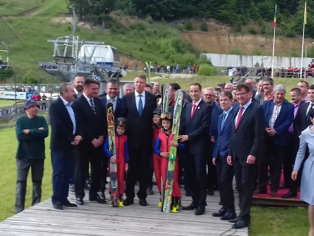 Preşedintele Iohannis, întâmpinat la Râşnov şi de preşedintele Comitetului Olimpic Român, Mihai Covaliu
