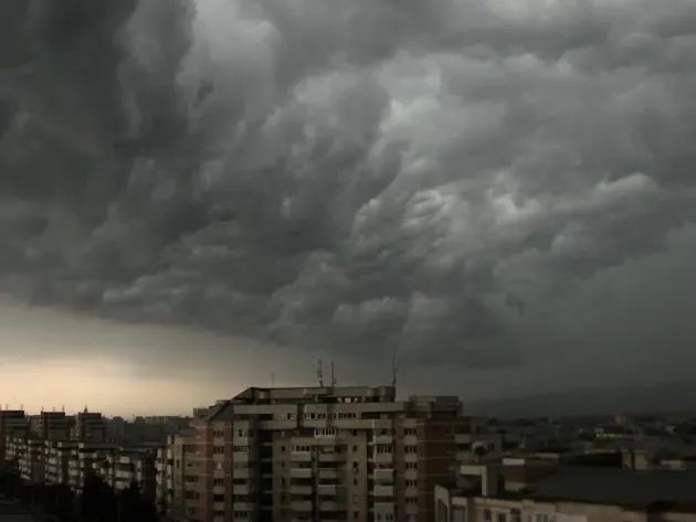 ANM: Ploi torenţiale, fulgere, tunete şi vijelii până sâmbătă noapte