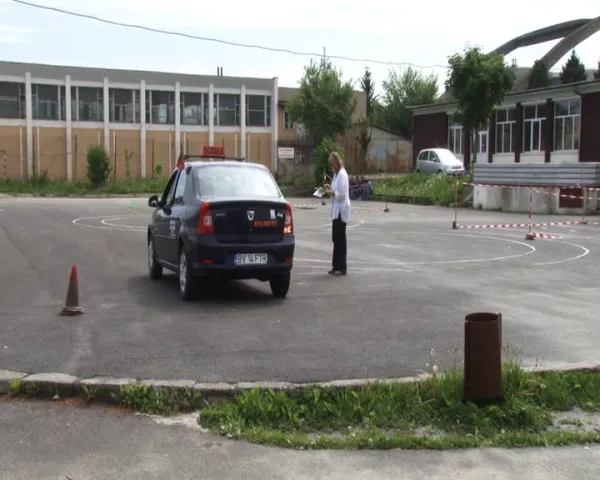 Cu maşina în curtea şcolii