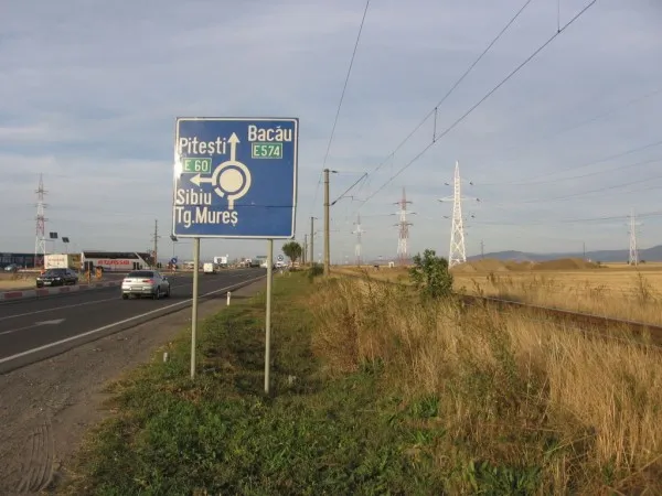 Drumarii ar urma să afle de gropile pe care „nu le văd” de pe aplicaţia Waze