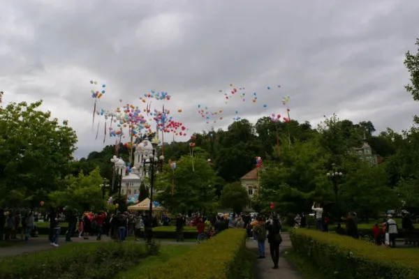 300 de baloane înălţate la cer duminică, de părinţii de îngeri