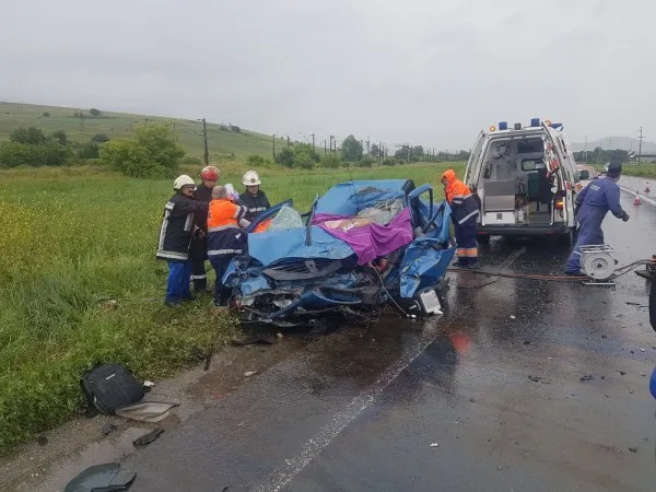 Accident pe DN 13, maşină transformată în „sicriu” de o cisternă de lapte